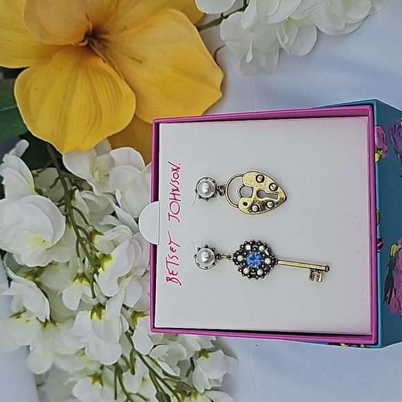 NWT BETSEY JOHNSON KEY TO MY HEART EARRINGS - Picture 3 of 3